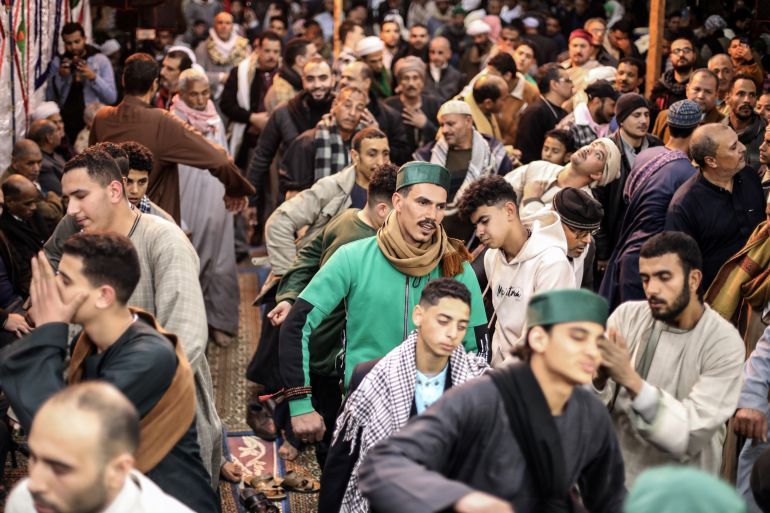 صوت المدائح والتواشيح لا تتوقف في محيط مسجد