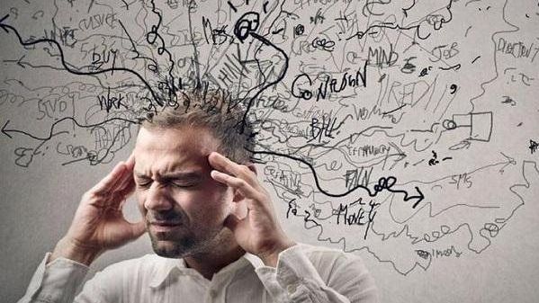 ما سر الضوء الخافت المشعّ من العقل البشري أثناء التفكير؟