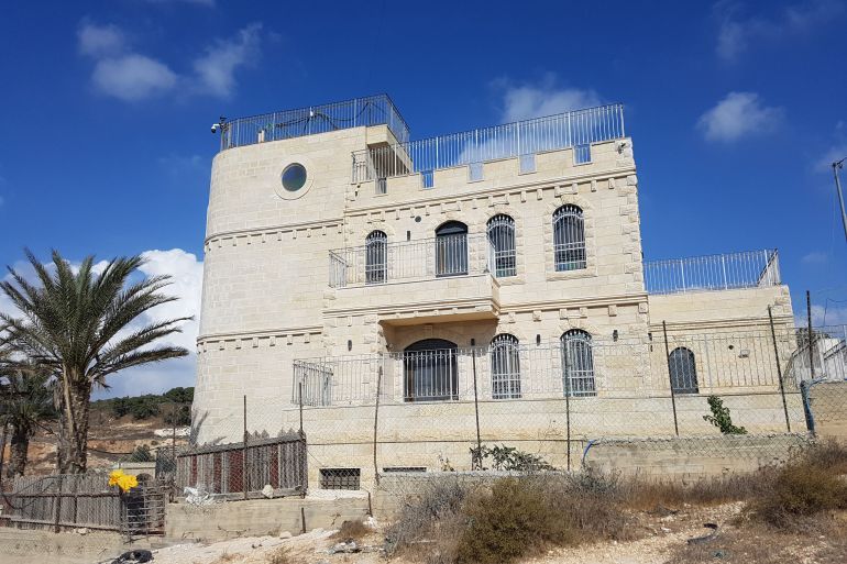 7-أسيل جندي، أم طوبا، القدس، منزل يوسف أبو طير في قرية أم طوبا وهو ضمن أصحاب الأراضي التي صودرت ومنزله الآن مقام على أرض مصادرة(الجزيرة نت)