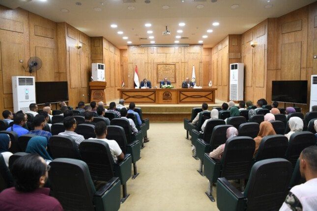 في لقائه مع المستثمرين.. محافظ قنا يؤكد التيسيرات مستمرة والدعم كامل لتحفيز الاستثمار في لقائه مع المستثمرين.. محافظ قنا يؤكد التيسيرات مستمرة والدعم كامل لتحفيز الاستثمار