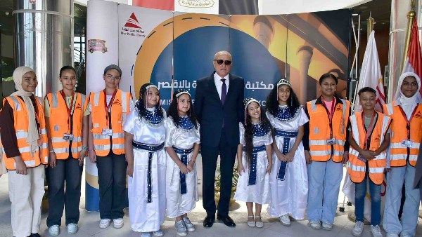محافظ الأقصر يكرم أوائل الشهادة الإعدادية وقيادات التعليم المتميزين محافظ الأقصر يكرم أوائل الشهادة الإعدادية وقيادات التعليم المتميزين