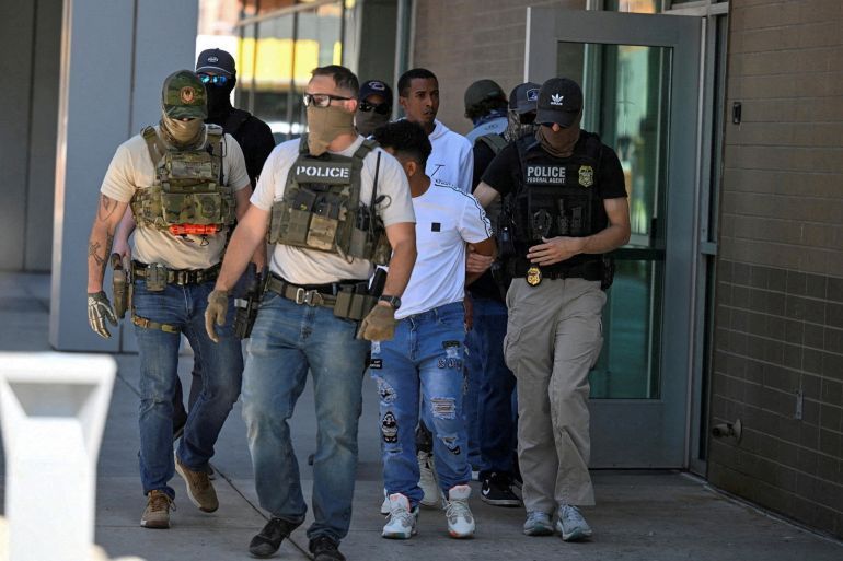 FILE PHOTO: Law enforcement officers, including HSI and ICE agents, take people into custody at an immigration court in Phoenix, Arizona, U.S., May 21, 2025. REUTERS/Caitlin O'Hara/File Photo