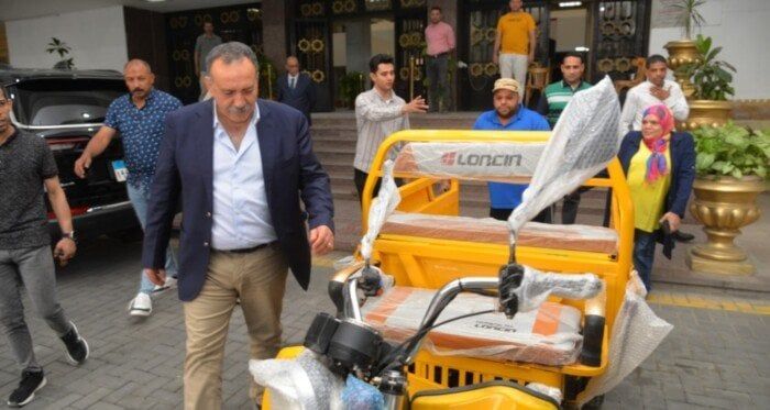 لفته إنسانية.. محافظ أسيوط يسلم تروسيكل لشخص من ذوي الإعاقة تلبية لطلبه لفته إنسانية.. محافظ أسيوط يسلم تروسيكل لشخص من ذوي الإعاقة تلبية لطلبه