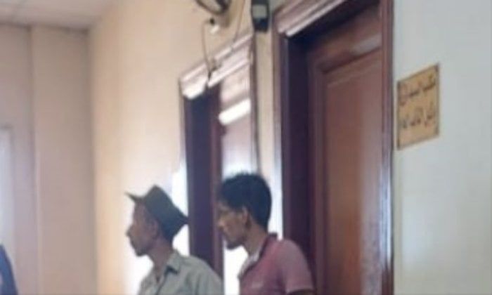 و أمرت النيابة العامة بحبس مالك السيارة المتسببة في حادث الطريق الإقليمي بمحافظة المنوفية لتمكينه المتهم من قيادتها رغم علمه بعدم حيازته رخصة تجيز له قيادة تلك المركبة. جاء ذلك في إطار التحقيقات التي تجريها النيابة العامة في الحادث المروري المروع الذي وقع أعلى الطريق الإقليمي بدائرة مركز أشمون بمحافظة المنوفية، وأسفر عن وفاة تسعة عشر مواطنًا وإصابة ثلاثة آخرين أثناء توجههم إلى أعمالهم. وقد أسفرت التحقيقات عن ثبوت قيام مالك السيارة بتمكين المتهم مرتكب الحادث من قيادتها، رغم علمه بعدم حيازته رخصة تجيز له ذلك، الأمر الذي يشكل مخالفة لأحكام المادة (٨١ مكرر/٣) من قانون المرور. وعلى ذلك أصدرت النيابة العامة قرارها بحبس مالك السيارة احتياطيًا على ذمة التحقيقات. وتؤكد النيابة العامة أنها مستمرة في استكمال إجراءات التحقيق، وستعلن عن نتائجها فور الانتهاء منها. و أمرت النيابة العامة بحبس مالك السيارة المتسببة في حادث الطريق الإقليمي بمحافظة المنوفية لتمكينه المتهم من قيادتها رغم علمه بعدم حيازته رخصة تجيز له قيادة تلك المركبة. جاء ذلك في إطار التحقيقات التي تجريها النيابة العامة في الحادث المروري المروع الذي وقع أعلى الطريق الإقليمي بدائرة مركز أشمون بمحافظة المنوفية، وأسفر عن وفاة تسعة عشر مواطنًا وإصابة ثلاثة آخرين أثناء توجههم إلى أعمالهم. وقد أسفرت التحقيقات عن ثبوت قيام مالك السيارة بتمكين المتهم مرتكب الحادث من قيادتها، رغم علمه بعدم حيازته رخصة تجيز له ذلك، الأمر الذي يشكل مخالفة لأحكام المادة (٨١ مكرر/٣) من قانون المرور. وعلى ذلك أصدرت النيابة العامة قرارها بحبس مالك السيارة احتياطيًا على ذمة التحقيقات. وتؤكد النيابة العامة أنها مستمرة في استكمال إجراءات التحقيق، وستعلن عن نتائجها فور الانتهاء منها.
