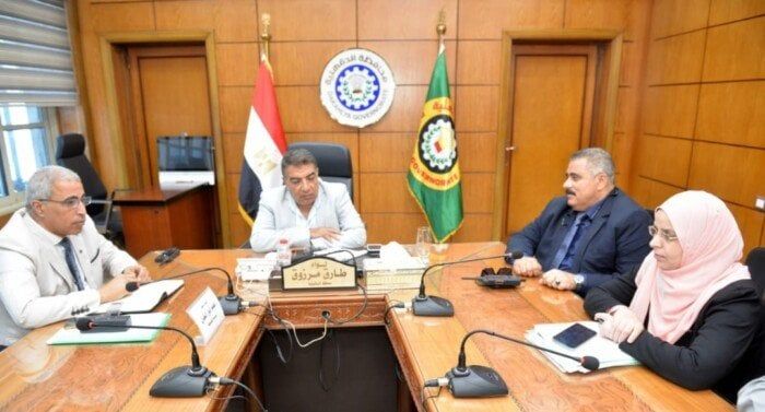 محافظ الدقهلية يعقد اجتماعا لبحث مشكلات المزارعين وتوفير الأسمدة محافظ الدقهلية يعقد اجتماعا لبحث مشكلات المزارعين وتوفير الأسمدة