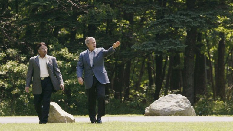 U.S. President George W. Bush escorts Pakistani President GeneralPervez Musharraf (L) at the Camp David presidential retreat inMaryland, June 24, 2003. Bush on Tuesday proposed a $3 billion aidpackage and announced a trade pact to reward Pakistan for its help inthe U.S.-led war on terrorism but did not offer the fighter jets longsought by Islamabad. REUTERS/Jason ReedJIR