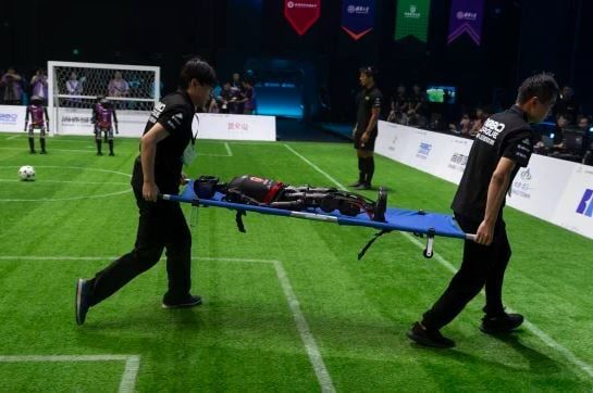 عمال يحملون روبوت عمال يحملون روبوت