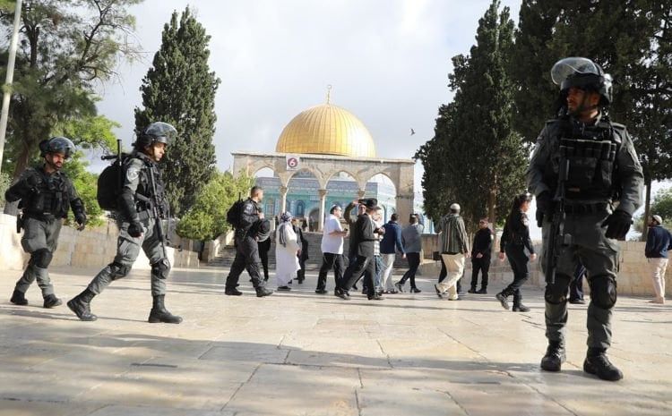 عشرات المستوطنين يقتحمون باحات المسجد الأقصى واعتقال 27 فلسطينيا من الضفة