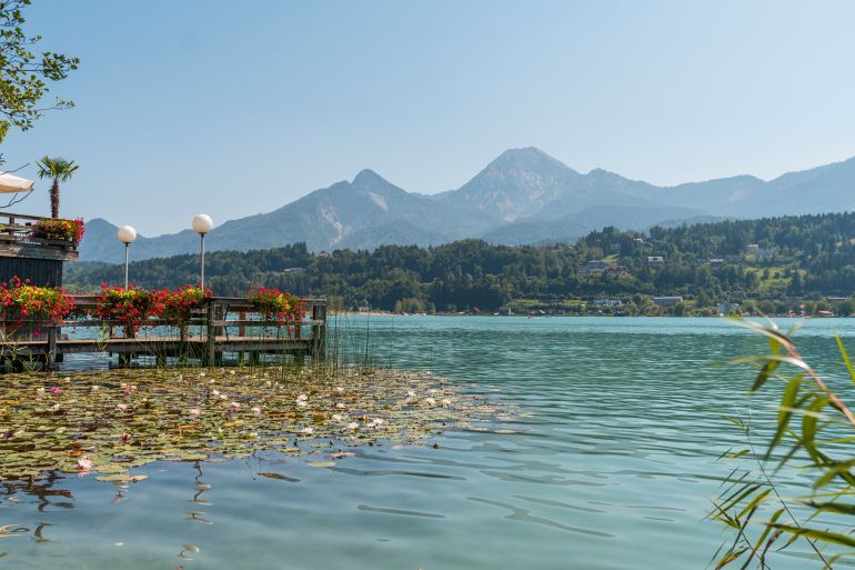 Spass im Wasser am Faaker See 2023-08-22<br />Broschüre, Carinthia, Carinthian advertising, Entspannen, Faaker See, Florian, Fridolin, Gäste, Inselhotel, Inselhotel am Faakersee, Internet, Josef, KW, Kids, Kommerziell, Kärnten, Kärnten Werbung, Landschaft, Magazin, See, Sommer, Sony, Sony A7rV, Sony Japan, Sony Pro, Tourismus, Urlaub, Verena, Wasserspaß, Web, Werbung, advertising, am See, am Strand, blue sky, commercial, cool, happy, holiday, home, lake, landscape, lifestyle, mirrorless, on the beach, on_location, outdoor, relax, spiegellos, sunny, tinefoto, tourism, vacation<br /> Famile hat Spass im Wasser des Faaker Sees. Kinder, Mutter, Vater spielen im Wasser und genießen den See.<br /> Faaker See in Kärnten Österreich