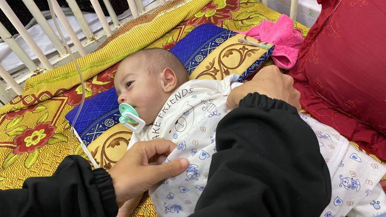 الرضيع عمر شمالي مصاب بالتهابات السحايا ويرقد في قسم الأطفال بمستشفى شهداء الأقصى وسط قطاع غزة منذ 9 أيام-رائد موسى-دير البلح-الجزيرة نت
