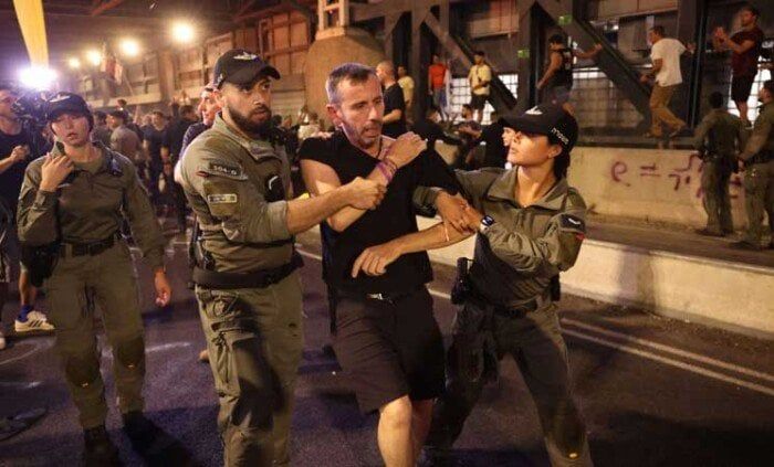 لمطالبتهم بإنهاء الحرب.. الاحتلال يعتقل متظاهرين قرب مقر قيادة الجيش في تل أبيب لمطالبتهم بإنهاء الحرب.. الاحتلال يعتقل متظاهرين قرب مقر قيادة الجيش في تل أبيب