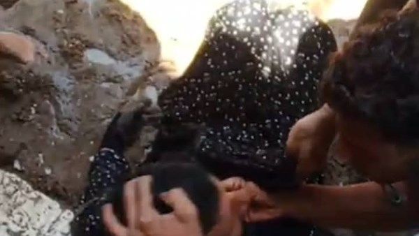 ضربوه علقة موت| أهالي المنوفية يضبطون رجلاً يرتدي ملابس نسائية.. وآخرون: مريض نفسي
