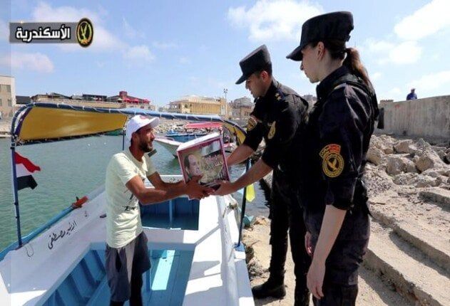 «الداخلية» توزع مساعدات عينية على قاطني المناطق الأولى بالرعاية