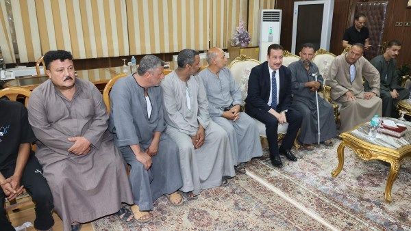 محافظ المنوفية يلتقي أهالي ضحايا كفر السنابسة: دول أولادي وأنا وسط أهلي
