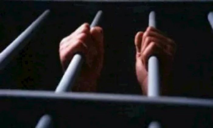 التحقيق مع عامل محارة متهم بقتل نجله في المنوفية
