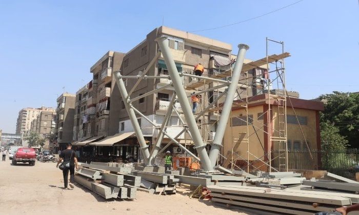 محافظ القليوبية يتابع الاستعدادات لتركيب كوبري المشاة الجديد بمحور العصار