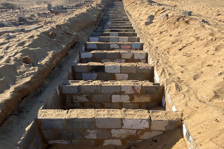 حرص المبادر هاني أبو موسى على هندسة المقبرة بطريقة تستوعب أكبر عدد من القبور لمواكبة الأعداد الهائلة من الشهداء يوميا في خان يونس-رائد موسى-خان يونس-الجزيرة نت