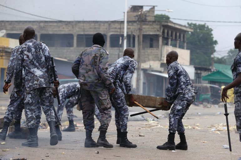 Police remove a barricade set up by demonstrators during a protest calling for President Faure Gnassingbe's resignation in Lome, Togo, on June 26, 2025 [Erick Kaglan/AP]