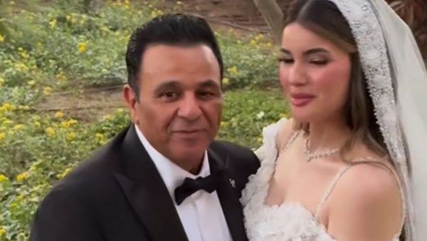 موقف مؤثر.. محمد فؤاد يحتفل بزفاف ابنته بسملة موقف مؤثر.. محمد فؤاد يحتفل بزفاف ابنته بسملة