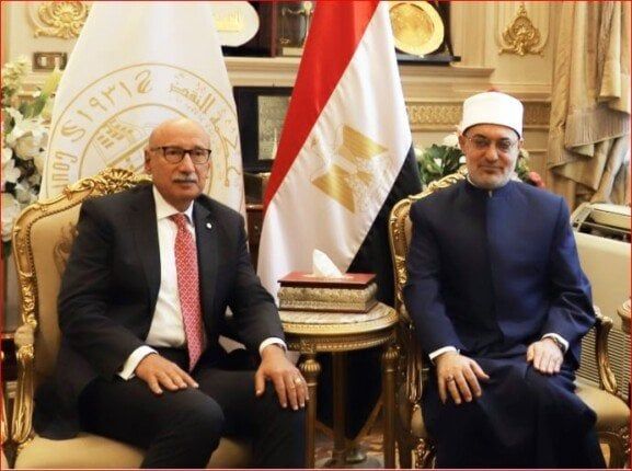 مفتي الجمهورية يهنئ القاضي عاصم الغايش برئاسة محكمة النقض مفتي الجمهورية يهنئ القاضي عاصم الغايش برئاسة محكمة النقض