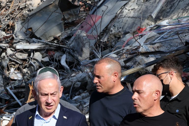epa12187727 Israel's Prime Minister Benjamin Netanyahu (L) visits the site of the Weizmann Institute of Science, which was hit by Iranian missiles in the central city of Rehovot, Israel, 20 June 2025. Iran and Israel have been exchanging fire since Israel carried out missile strikes on Iran on 13 June 2025. EPA-EFE/JACK GUEZ / POOL