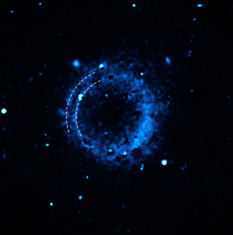 This image shows the distribution of calcium in the supernova remnant SNR 0509-67.5. The data were captured with the Multi-Unit Spectroscopic Explorer (MUSE) instrument at ESO’s Very Large Telescope (VLT). The overlaid curves outline two concentric shells of calcium that were ejected in two separate detonations when the star died several hundred years ago.ما اكتشفه العلماء هو وجود طبقتين واضحتين من عنصر الكالسيوم في الغلاف الخارجي للمستعر الأعظم (المرصد الأوروبي الجنوبي)