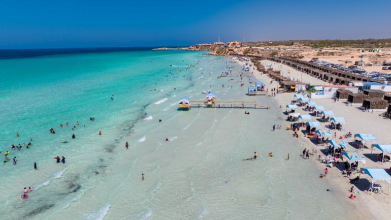 _أحد شواطئ مدينة طبراته تبعد حوالي 40 كم غرب العاصمة طرابلس (الجزيرة) (3)