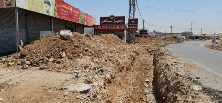 -الرماضين-خنادق حفرها الاحتلال أمام المتاجر في الشارع الرئيسي الذي يربط بلدتي الرماضين والظاهرية جنوبي الضفة - الجزيرة نت 4 يونيو 2025