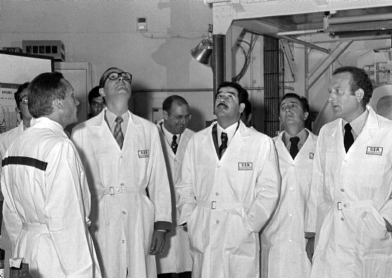 صدام حسين عام 1976 خلال زيارته لباريس والتباحث مع رئيس الوزراء الفرنسي جاك شيراك لانشاء مفاعل نووي عراقي/ AFP