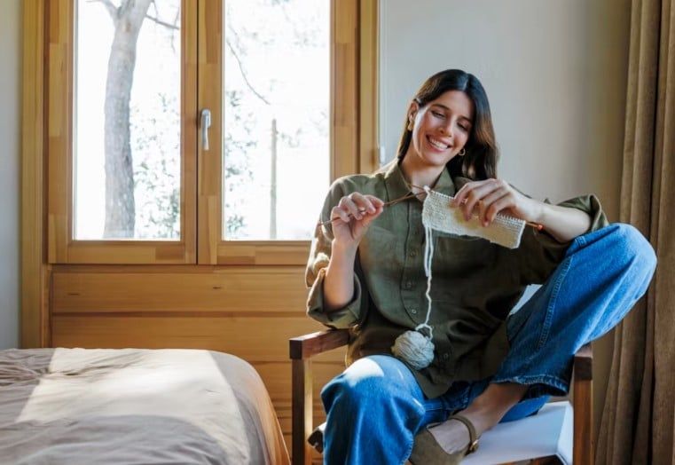 فتاة تمارس هوايتها المفضلة فتاة تمارس هوايتها المفضلة
