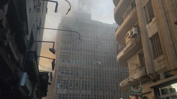 شاهد.. لحظات إنقاذ العالقين من حريق سنترال رمسيس شاهد.. لحظات إنقاذ العالقين من حريق سنترال رمسيس