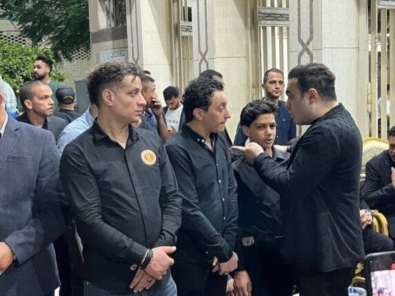 انهيار نجل أحمد عامر خلال عزاء والده «صور» انهيار نجل أحمد عامر خلال عزاء والده «صور»