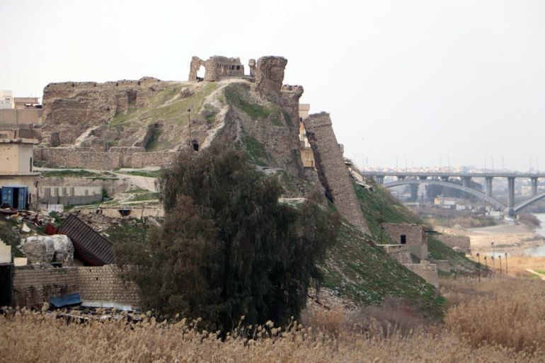 قلعة باشطابيا التاريخية المطلة على نهر دجلة بجانب الموصل الأيمن