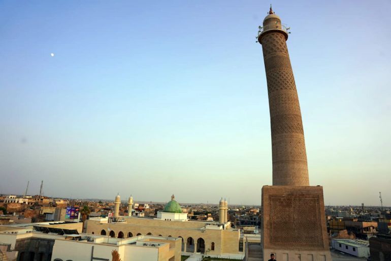 منارة الحدباء وتُسمّى أيضا مئذنة الحدباء بجانب الموصل الأيمن والتي هُدّمت خلال عمليات التحرير عام 2017