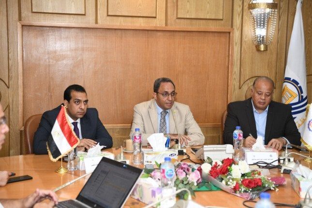 محافظ قنا يستقبل فريق مشروع «حيّنا» لمتابعة مستجدات الإدارة المالية العامة والبنية التحتية محافظ قنا يستقبل فريق مشروع «حيّنا» لمتابعة مستجدات الإدارة المالية العامة والبنية التحتية