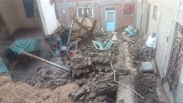 إزالة منزل آيل للسقوط في دراجيل بالمنوفية