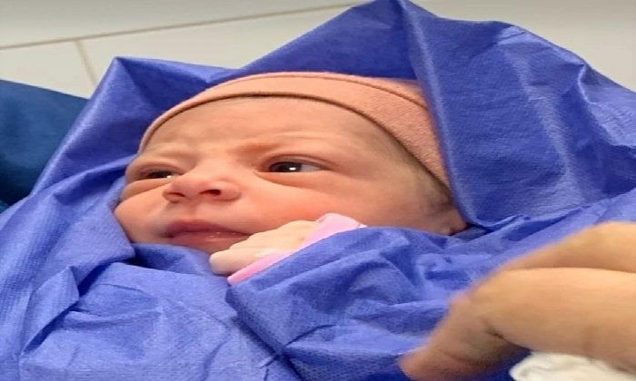 المئات من أهالي بورسعيد يطلبون تبني الطفلة «قمر» بعد نجاتها من محاولة قتل داخل حمام مستشفى