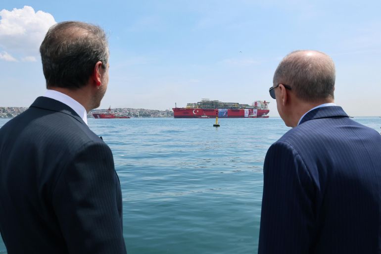 الرئيس أردوغان ووزير الطاقة التركي يشاركان في مراسم إنطلاق المنصة العائمة - وزارة الطاقة التركية 1