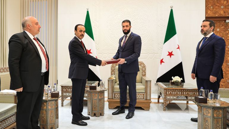 رئيس الجمهورية العربية السورية السيد أحمد الشرع يتسلم التقرير النهائي للجنة الوطنية للتحقيق وتقصي الحقائق في أحداث آذار المنصرم بالساحل السوري، وذلك بعد إنهاء عملها. الصور من الوكالة العربية السورية للأنباء - سانا