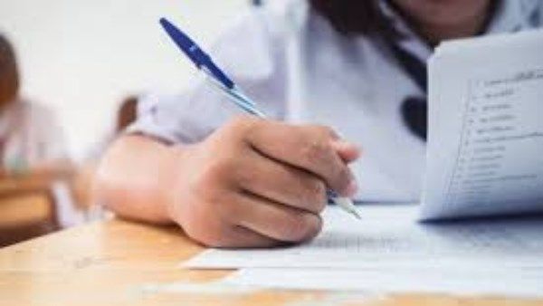 بدء امتحانات الدور الثاني للثانوية العامة.. ووكيل الدقهلية يشدد على منع الهواتف