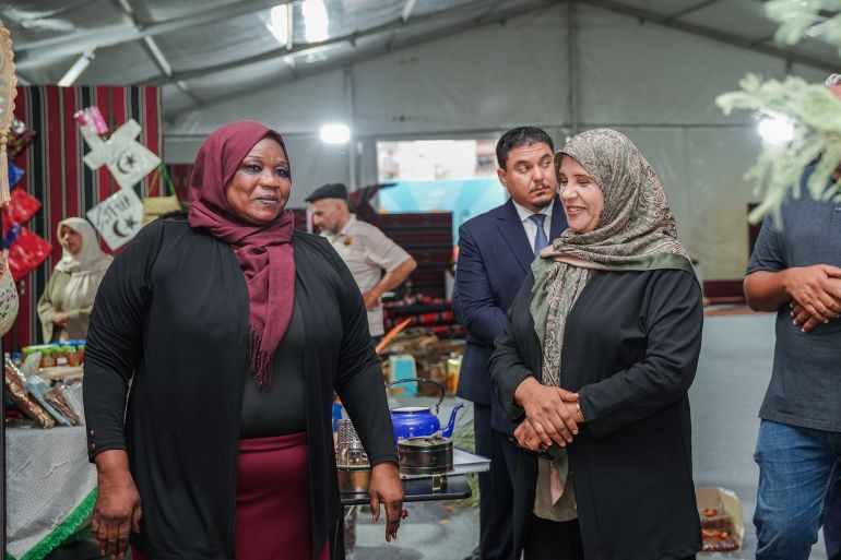 زيارة وزيرة الثقافة والفنون في الحكومة الليبية للركن التراثي ضمن فعاليات صيف بنغازي 2025 (الجزيرة)