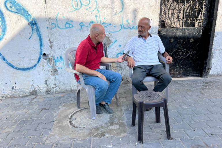 أبو نهاد رجب يصف لمراسل الجزيرة معاناته ومعاناة زوجته في الغربة (الجزيرة)