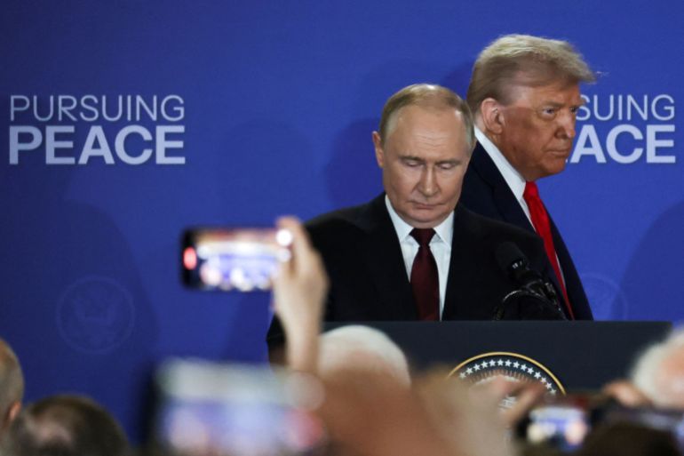 U.S. President Trump meets with Russian President Putin in Alaska U.S. President Donald Trump and Russian President Vladimir Putin hold a press conference following their meeting to negotiate an end to the war in Ukraine, at Joint Base Elmendorf-Richardson in Anchorage, Alaska, U.S., August 15, 2025. REUTERS/Jeenah Moon DATE 16/08/2025 SIZE 3500 x 2333 Country UNITED STATES SOURCE REUTERS/Jeenah Moon