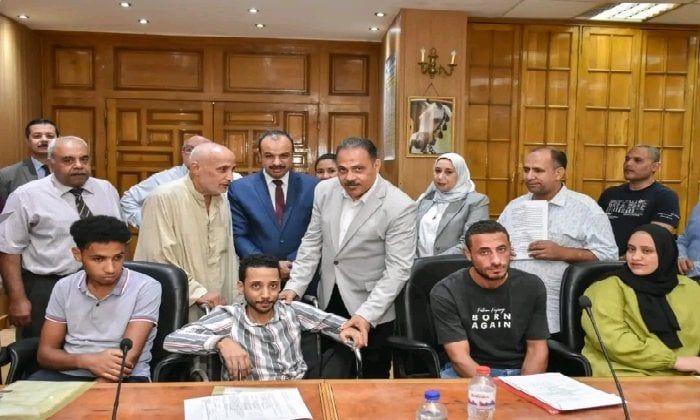 محافظ الشرقية يُسلم 20 عقد عمل لذوي القدرات والهمم