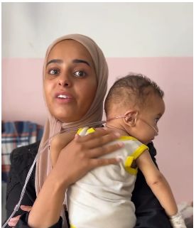 الطفل محمد أبو عنزة ووالدته