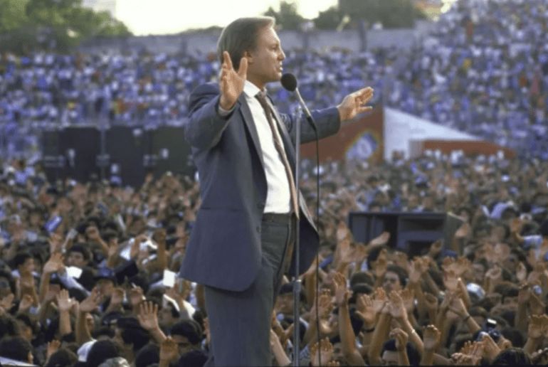 جيمي سواغارت مخاطبًا عشرات الآلاف من أتباعه في دولة السلفادور بأميركا الجنوبية عام 1987