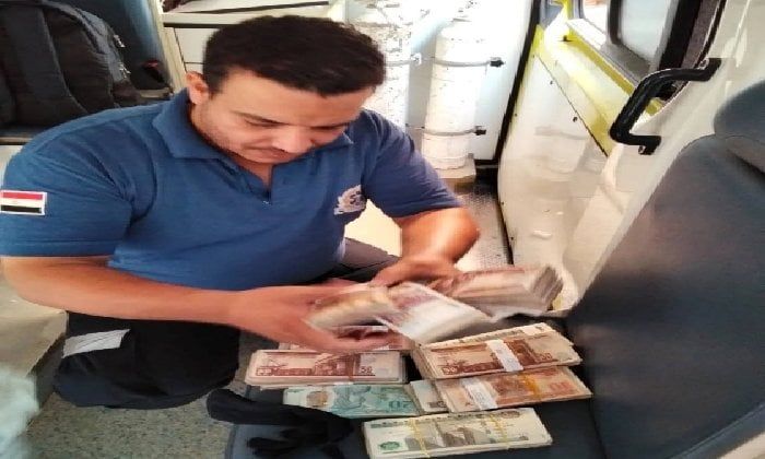 مسعف وسائق يعثران على 1.5 مليون جنيه أثناء نقل مصابة ببني سويف ويسلمانه للأمانات مسعف وسائق يعثران على 1.5 مليون جنيه أثناء نقل مصابة ببني سويف ويسلمانه للأمانات