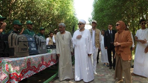300 ألف حقيبة مدرسيَّة.. شيخ الأزهر يشارك طلاب الأقصر فرحتهم ويوزع عليهم «الحقائب»