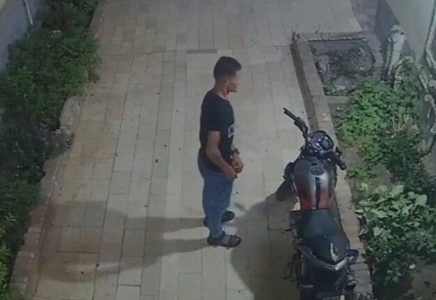 الداخلية تفحص فيديو سرقة دراجة نارية في الشيخ زايد الداخلية تفحص فيديو سرقة دراجة نارية في الشيخ زايد