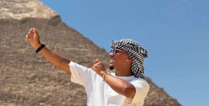 ألفينا يزور الأهرامات ويلتقط الصور التذكارية ألفينا يزور الأهرامات ويلتقط الصور التذكارية